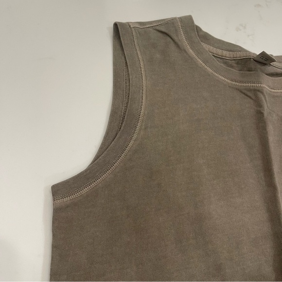 Old Navy Taupe/Green Crew Neck Tee w/ Pocket - Picture 3 of 8